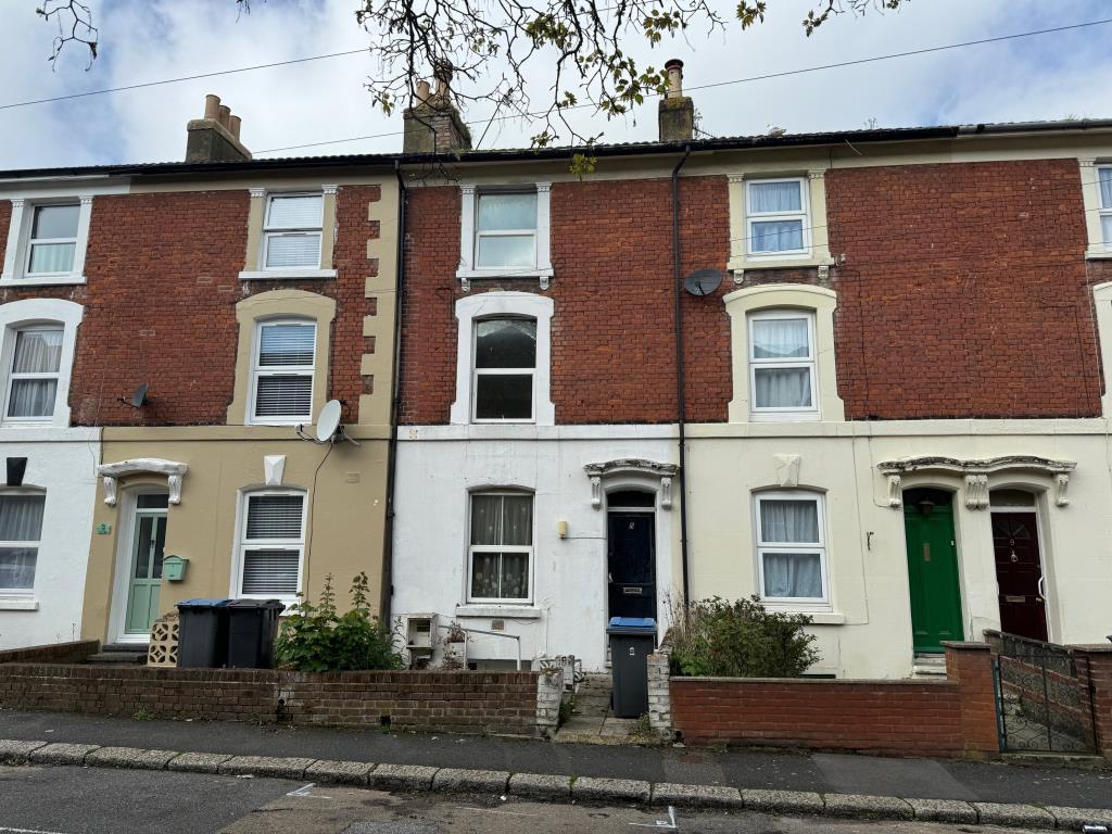 Lot: 53 - FOUR-BEDROOM HOUSE WITH BASEMENT NEAR TOWN CENTRE - Front of property